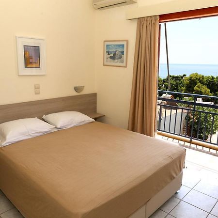 Hotel Karyatides Agia Marina  Exteriér fotografie