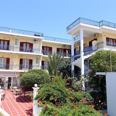 Hotel Karyatides Agia Marina  Exteriér fotografie