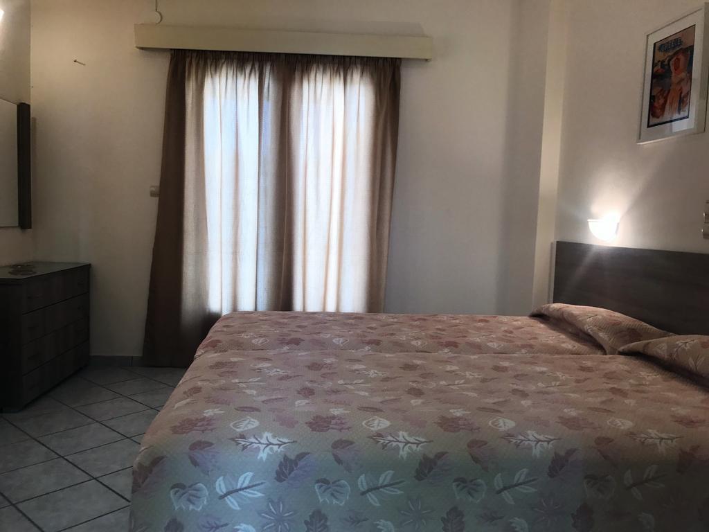 Hotel Karyatides Agia Marina  Exteriér fotografie
