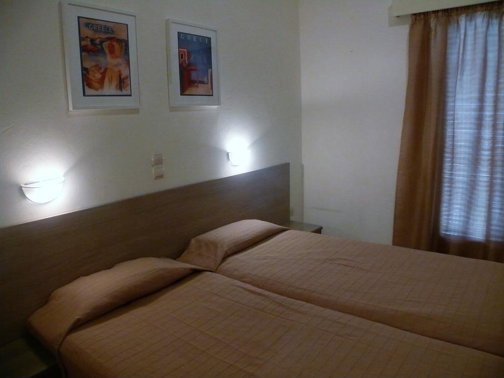 Hotel Karyatides Agia Marina  Exteriér fotografie
