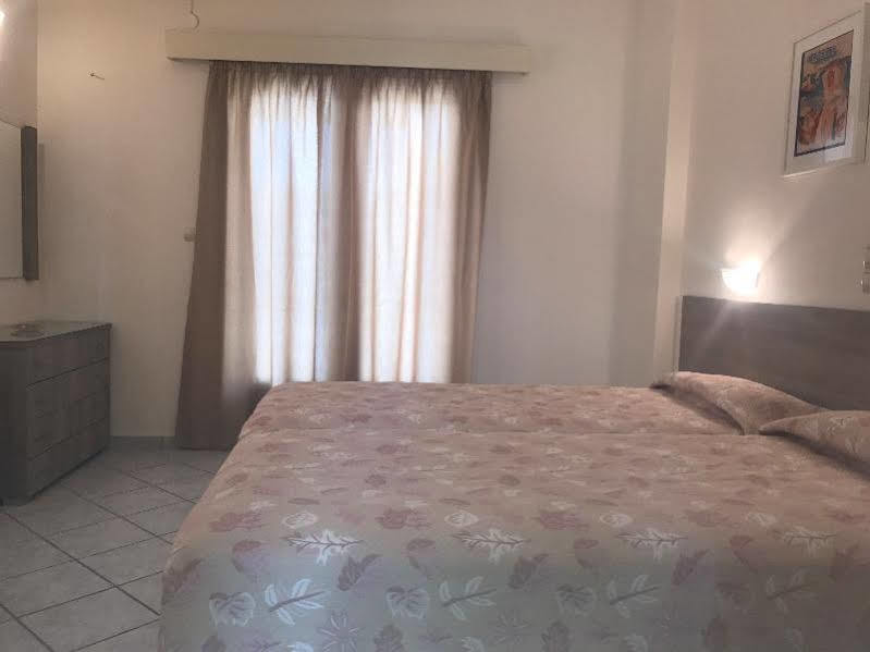 Hotel Karyatides Agia Marina  Exteriér fotografie