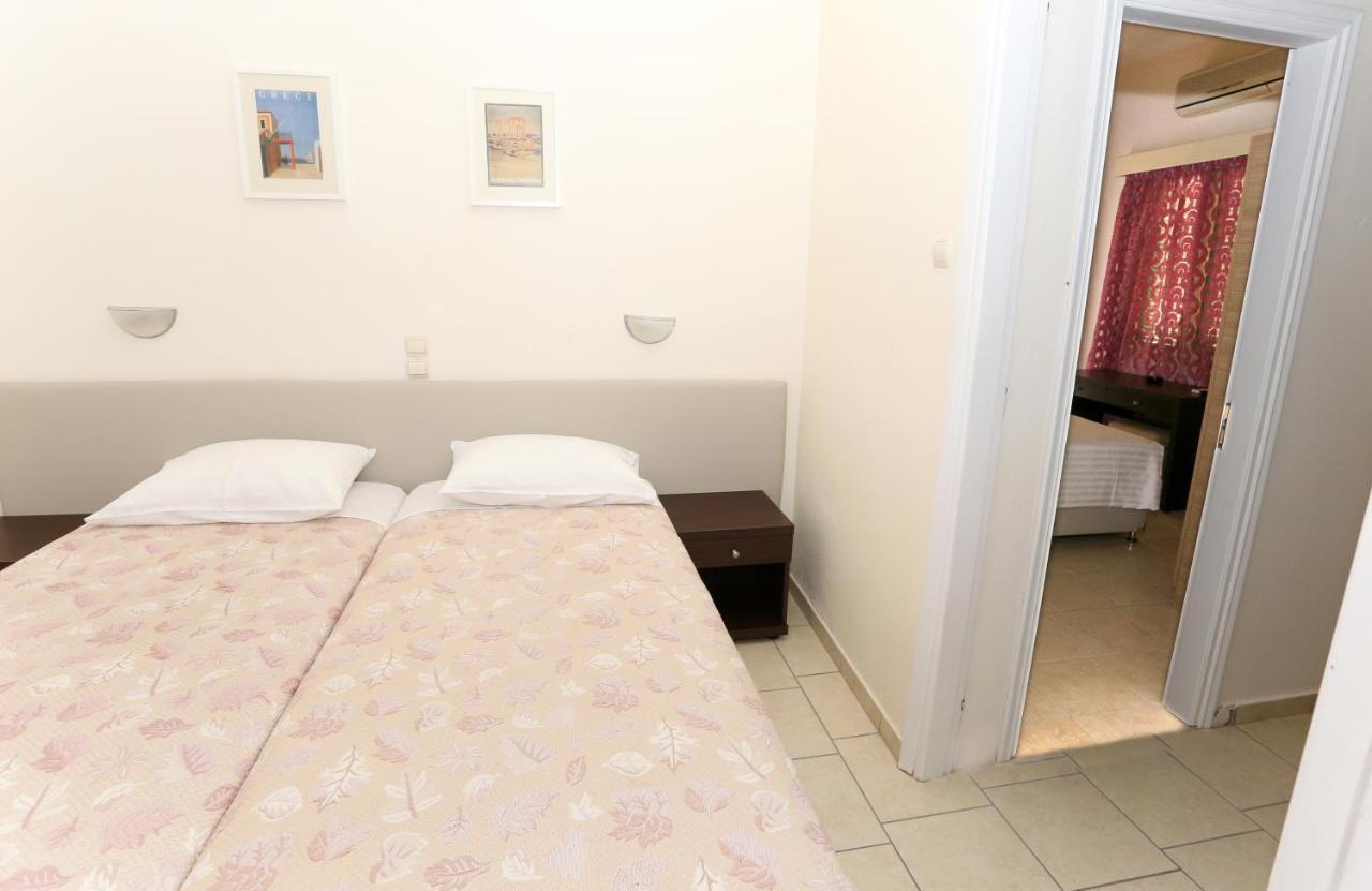 Hotel Karyatides Agia Marina  Exteriér fotografie