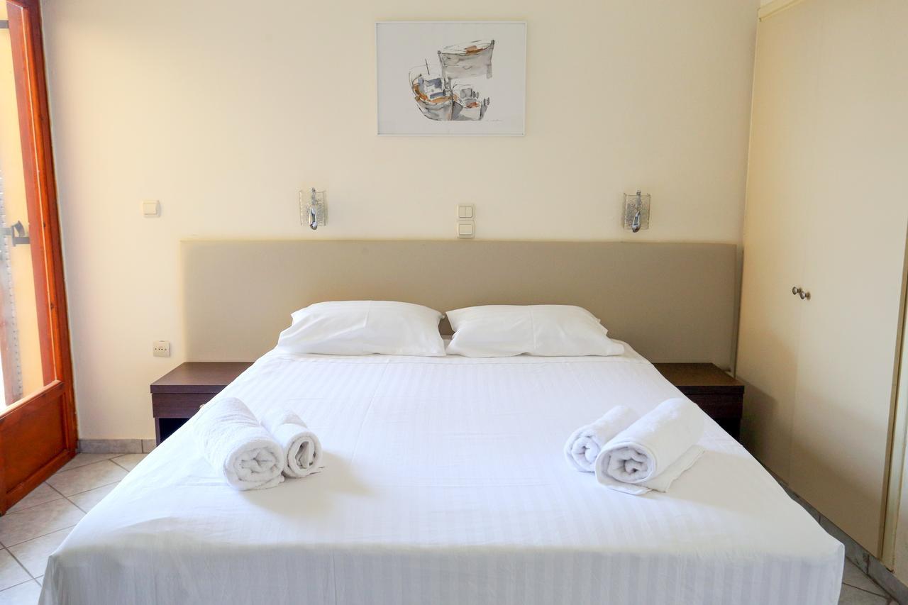 Hotel Karyatides Agia Marina  Exteriér fotografie