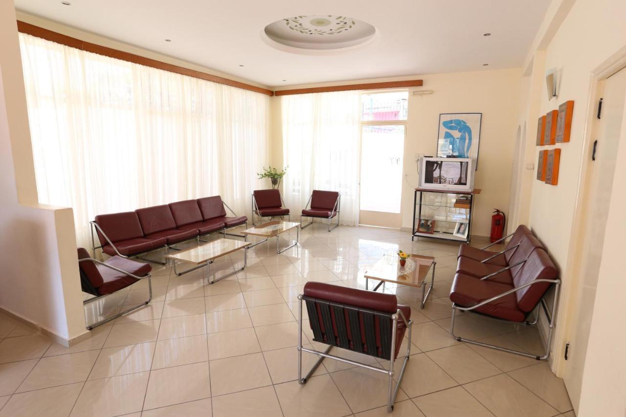 Hotel Karyatides Agia Marina  Exteriér fotografie