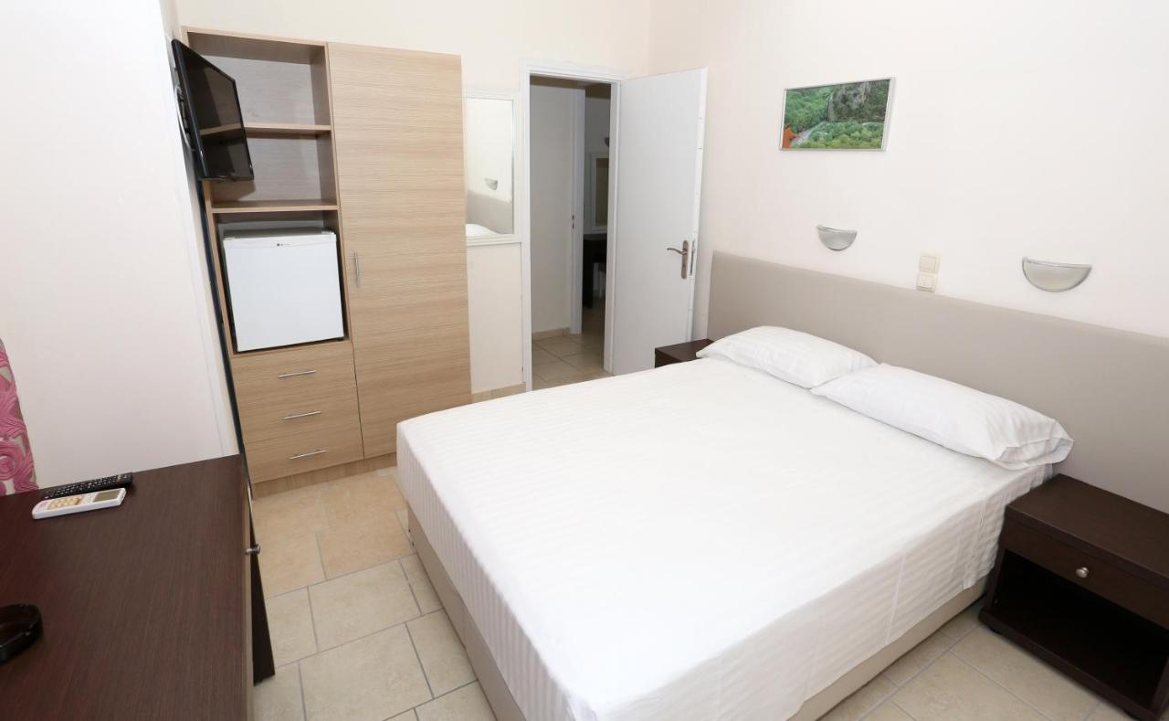 Hotel Karyatides Agia Marina  Exteriér fotografie