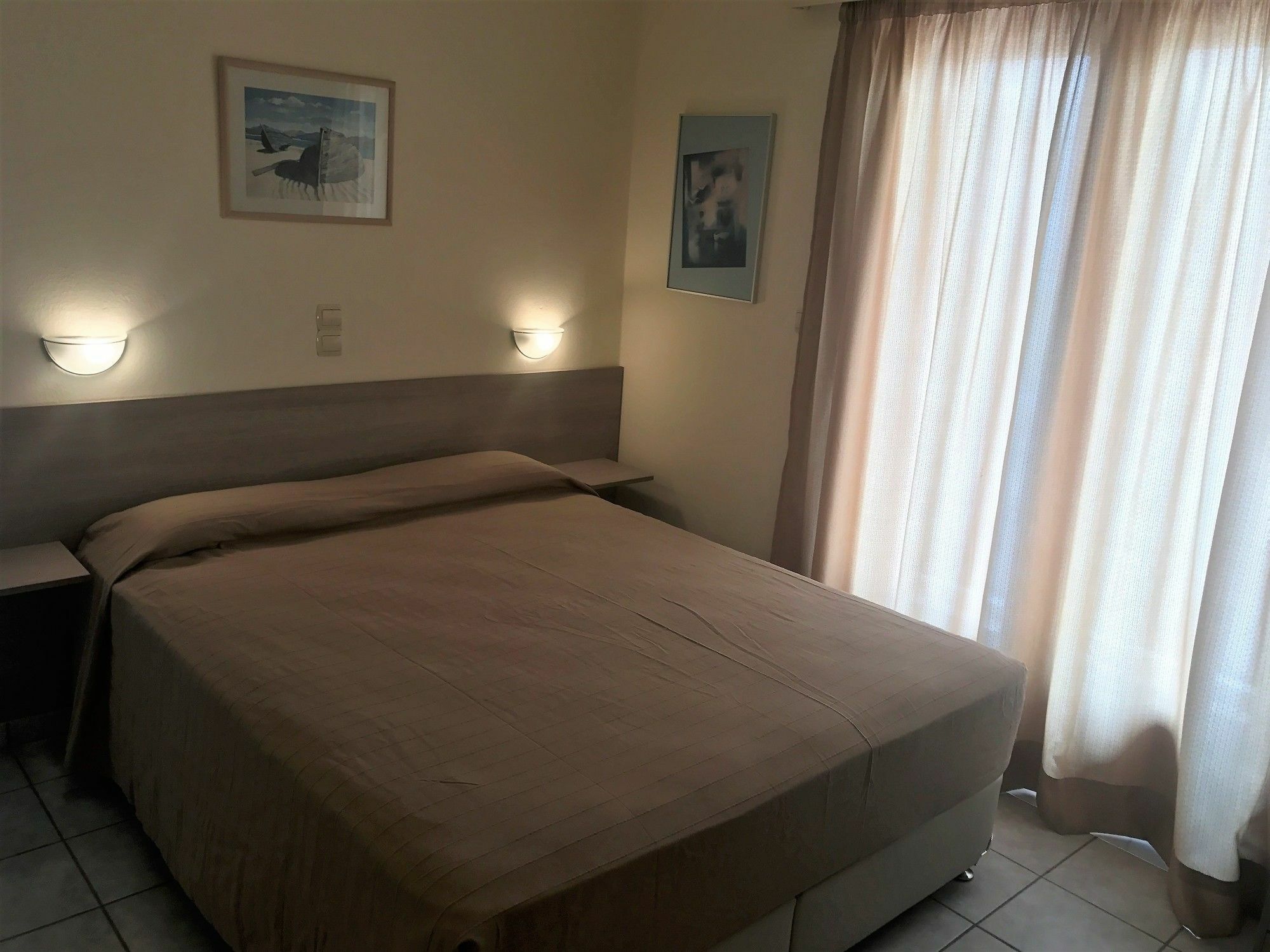 Hotel Karyatides Agia Marina  Exteriér fotografie