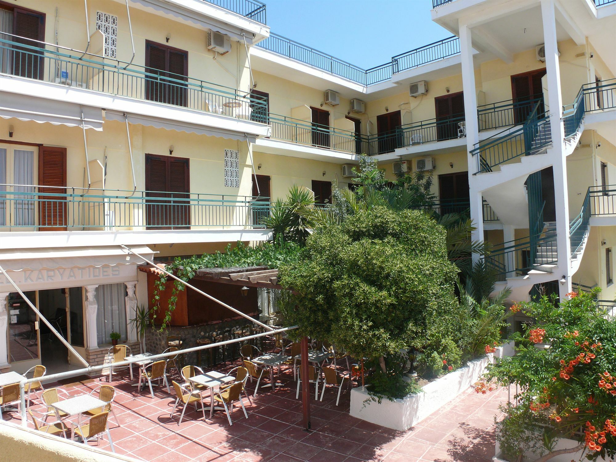 Hotel Karyatides Agia Marina  Exteriér fotografie